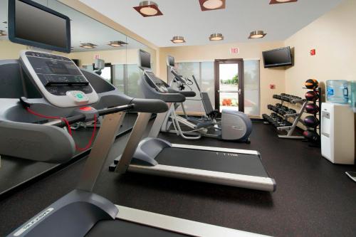 um ginásio com máquinas de cardio e uma passadeira em TownePlace Suites by Marriott Lexington Park Patuxent River Naval Air Station em Lexington Park