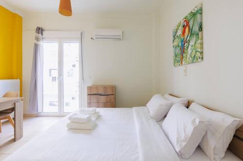 1 cama blanca grande en una habitación con escritorio en Relaxing studio in Athens city center, en Atenas