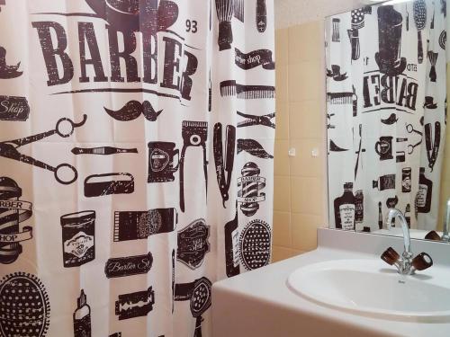 une salle de bain avec un rideau de douche et un lavabo dans l'établissement Studio rénové ski aux pieds avec balcon - 4 pers. - FR-1-181-2540, à Aime La Plagne