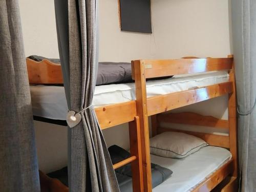 un groupe de lits superposés dans une pièce dans l'établissement Studio rénové ski aux pieds avec balcon - 4 pers. - FR-1-181-2540, à Aime La Plagne