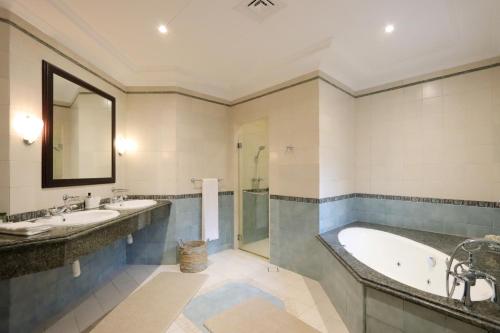 Koupelna v ubytování Elegant 4B+Maid room Villa in Palm - Livbnb