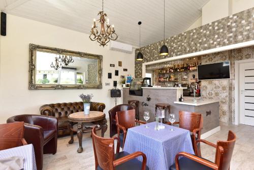 Una cocina o zona de cocina en Cozy stay by Kaunas vila 9Vėjai