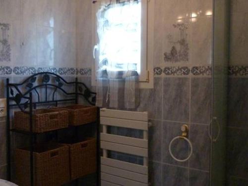 Kúpeľňa v ubytovaní Maison F3 avec jardin, terrasse, parking, WIFI, animaux admis - Céret - FR-1-703-43
