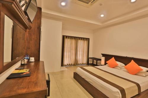 Giường trong phòng chung tại Rajarata Hotel Anuradhapura