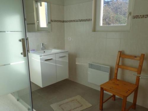 y baño con ducha, lavabo y silla. en Appartement Amélie-les-Bains-Palalda, 3 pièces, 4 personnes - FR-1-703-88, en Amélie-les-Bains-Palalda
