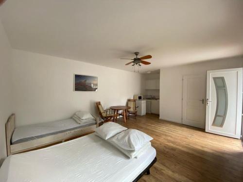 sypialnia z dwoma łóżkami i wentylatorem sufitowym w obiekcie Villa spacieuse avec jacuzzi, à 200m de la plage à Capbreton - FR-1-413-209 w mieście Capbreton