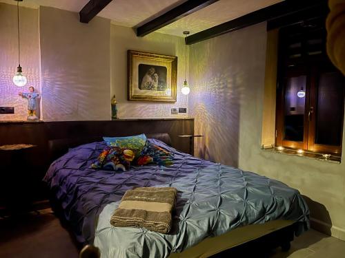 una camera da letto con un letto e due asciugamani di Patrimonium Wellness Apartments a Tiszaszentimre