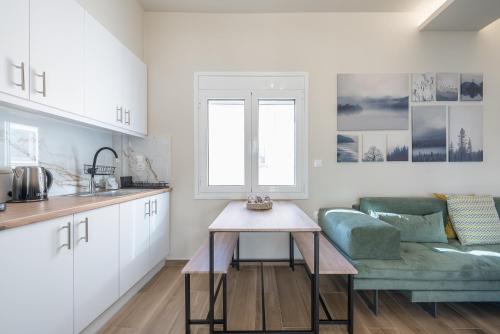 Kuchyň nebo kuchyňský kout v ubytování Attiki Metro Top Floor By Greece Apartments