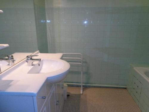 a bathroom with a sink and a mirror and a tub at Appartement Amélie-les-Bains-Palalda, 2 pièces, 2 personnes - FR-1-703-133 in Amélie-les-Bains-Palalda