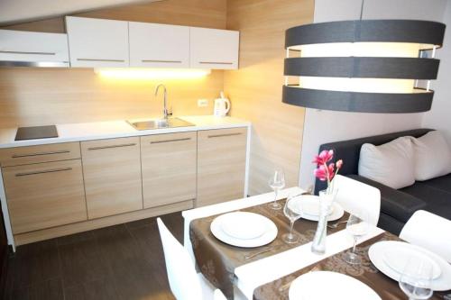 Kuchyň nebo kuchyňský kout v ubytování Studio apartment in Vodice with balcony, air conditioning, WiFi 4323-3