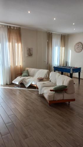 een woonkamer met een bank en een tafel bij la casa di Carla in Pescara