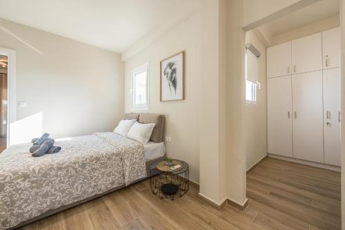 Postel nebo postele na pokoji v ubytování Attiki Metro Top Floor By Greece Apartments