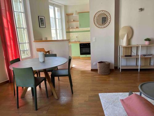un salon avec une table et des chaises et une cuisine dans l'établissement Appartement au centre d'Avignon, à Avignon
