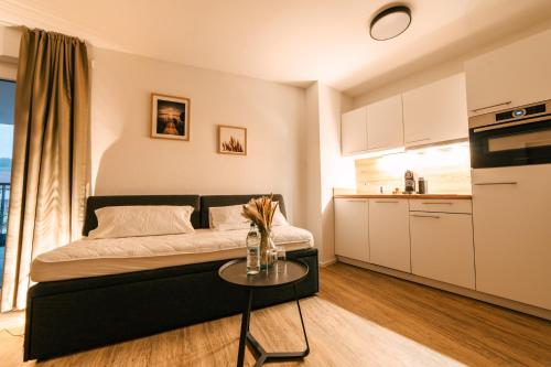 a living room with a couch and a table at ZENtrahome - Zentral Outlet Business SmartTV Balkon in Metzingen