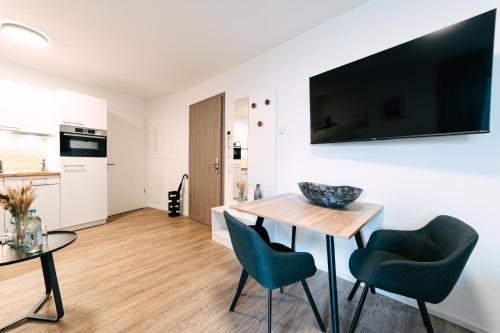 a kitchen and dining room with a table and chairs at ZENtrahome - Zentral Outlet Business SmartTV Balkon in Metzingen