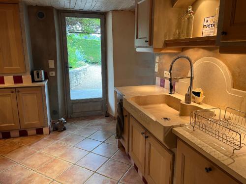 Kuchyň nebo kuchyňský kout v ubytování La Paradisse – exceptional Provençal farmhouse (18th century)