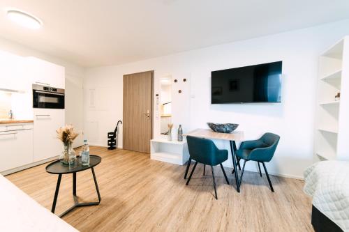 a kitchen and living room with a table and chairs at ZENtrahome - Zentral Outlet Business SmartTV Balkon in Metzingen