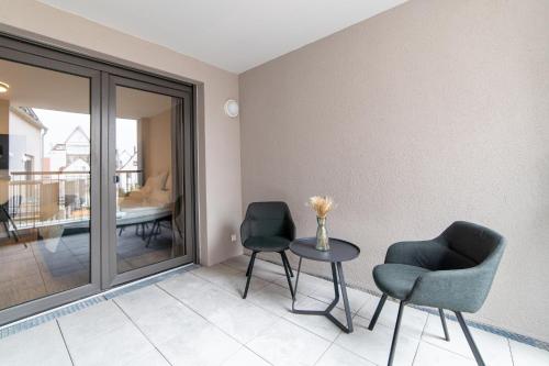 a living room with two chairs and a table at ZENtrahome - Zentral Outlet Business SmartTV Balkon in Metzingen