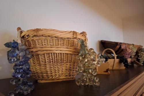 a basket on a table with a bunch of glasses at Gîte La Mulotière in Condé-sur-Marne