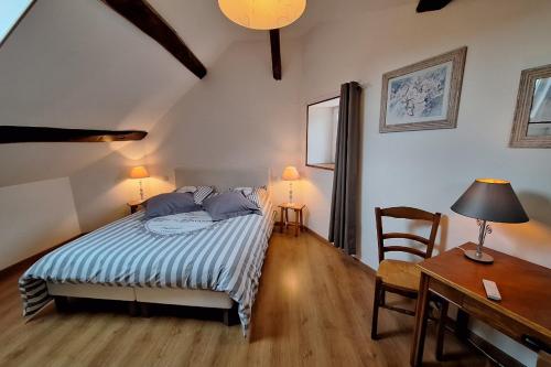 1 Schlafzimmer mit einem Bett mit 2 Lampen und einem Schreibtisch in der Unterkunft Gîte La Mulotière 