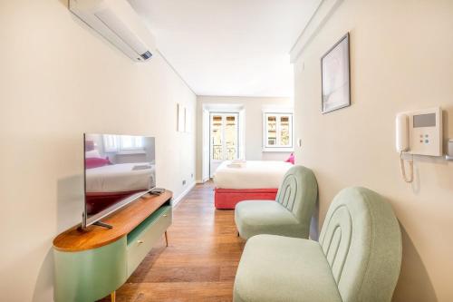 - une chambre avec un lit et 2 lits et des chaises dans l'établissement GuestReady - Atalaia Studio 1, à Lisbonne