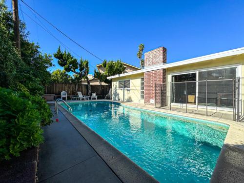 uma piscina em frente a uma casa em Relaxing 4-BR Oasis with Pool - BB em Los Angeles