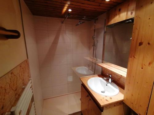 y baño con lavabo y espejo. en Appartement Le Grand-Bornand, 2 pièces, 7 personnes - FR-1-241-23, en Le Grand-Bornand