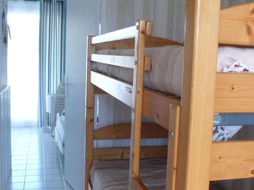 quelques lits superposés dans une chambre dans l'établissement Appartement 2 étoiles avec piscine, balcon, 2 chambres, proche plage - Le Lavandou - FR-1-308-92, au Lavandou