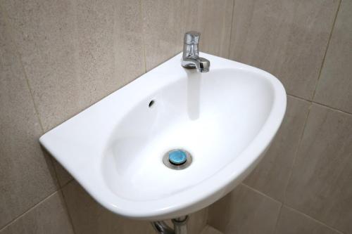 - Baño con lavabo blanco en Pondok Dete Guesthouse en Sanur