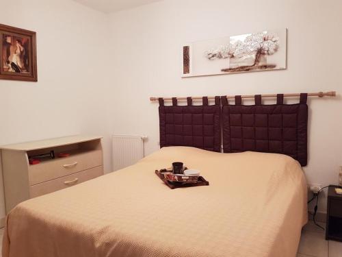 une chambre avec un lit avec un plateau dessus dans l'établissement Appt Confort 3 Pièces avec Terrasse et Piscine à Saint-Raphaël - FR-1-226A-124, à Saint-Raphaël