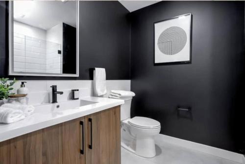 Łazienka z białą toaletą i umywalką w obiekcie Urban Studio: Downtown Hartford w mieście Hartford