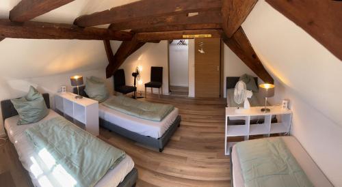 Habitación en el ático con 2 camas y espejo en Ferienwohnung Burgsitz, en Spangenberg