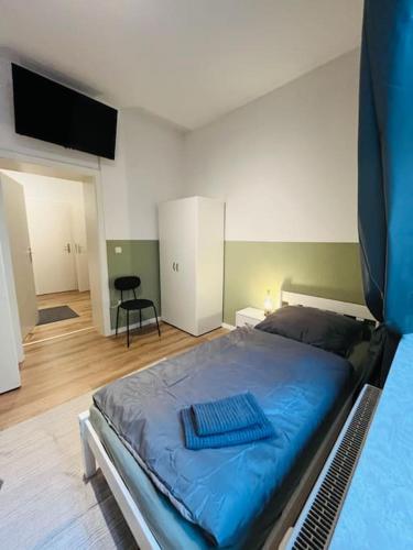 een slaapkamer met een groot bed met blauwe lakens bij Monteurswohnung an der Mulde in Döbeln