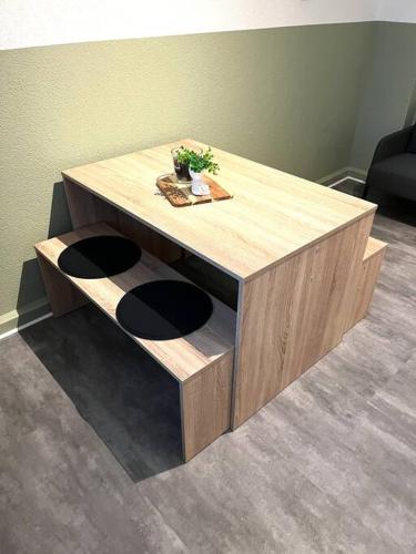 a wooden coffee table with two seats on top at Monteurswohnung an der Mulde in Döbeln