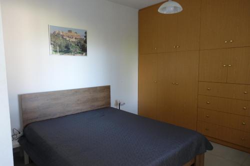 a bedroom with a bed and a dresser at Studio in Villa in Kalloni direkt am Meer in Kalloni