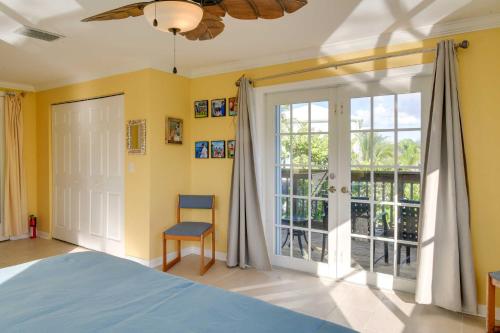 - une chambre avec un lit et une grande fenêtre dans l'établissement Big Pine Key Home on Bogie Channel with Dock and Slip!, à Big Pine Key