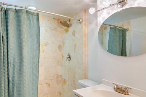 La salle de bains est pourvue d'un rideau de douche et d'un lavabo. dans l'établissement Big Pine Key Home on Bogie Channel with Dock and Slip!, à Big Pine Key