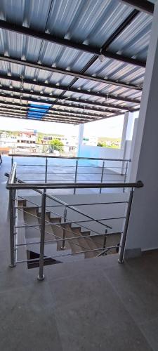une table en verre dans une pièce avec une grande fenêtre dans l'établissement Mantarraya, à Puerto Baquerizo Moreno