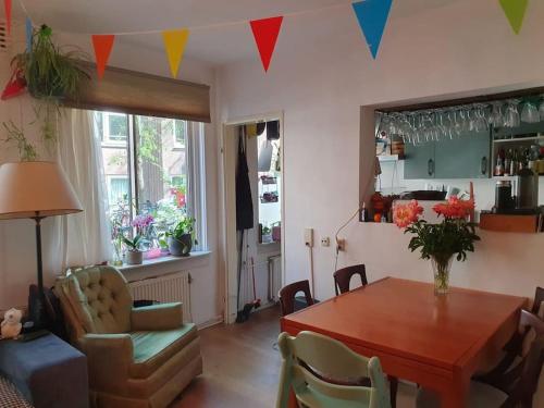 a living room with a dining room table and flags at Appartement met 2 slaapkamers en tuin in Amsterdam in Amsterdam