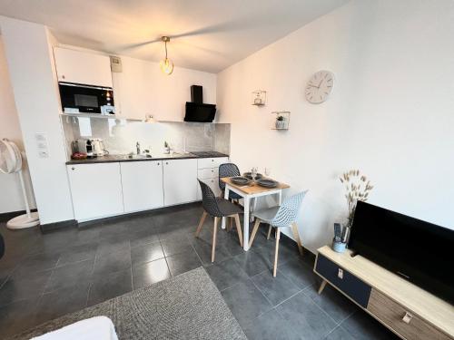 une cuisine et une salle à manger avec une table et des chaises dans l'établissement Agatha : ACCES FACILE GARE PARDIEU / EUREXPO / AEROPORT / GROUPAMA STADIUM, à Villeurbanne