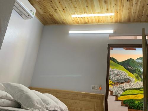 Postel nebo postele na pokoji v ubytování Bac ha carpenter house
