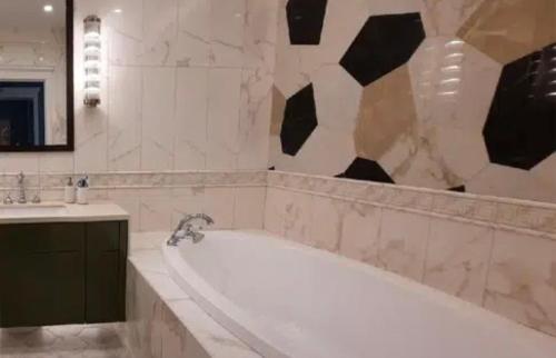 y baño con bañera y lavamanos. en VIP apart 565, en Tiflis