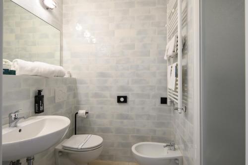 een witte badkamer met een wastafel en een toilet bij CX Venice Mestre in Mestre
