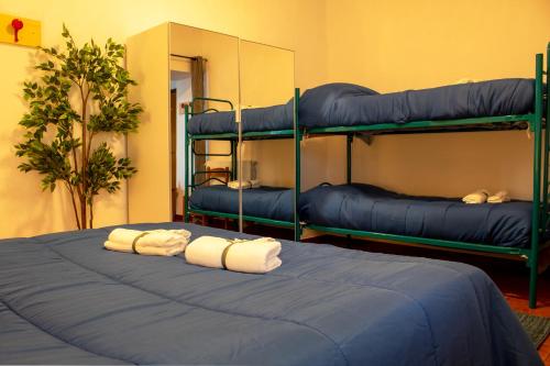2 letti a castello in una camera con asciugamani di Piscina e Posto Auto per un Relax a 400 mt dal mare a Pietra Ligure