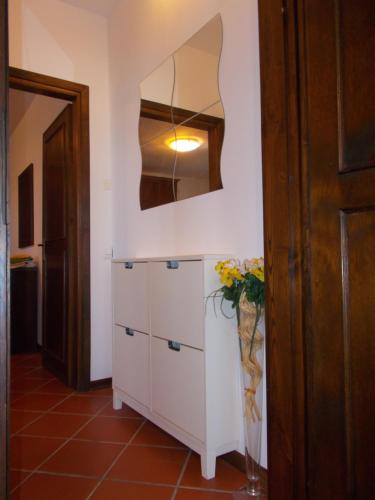 Habitación con tocador blanco y espejo. en Verdazzurro, en Camaiore