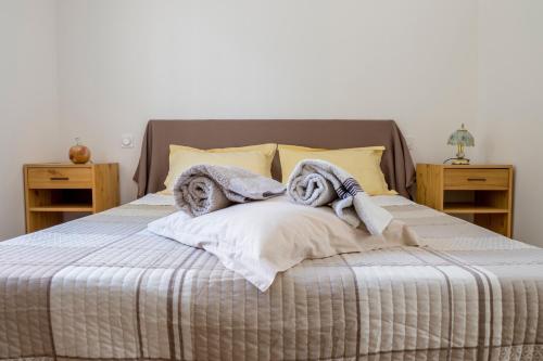 ein Schlafzimmer mit einem Bett mit Handtüchern darauf in der Unterkunft La Luberonnette in Saint-Saturnin-dʼApt