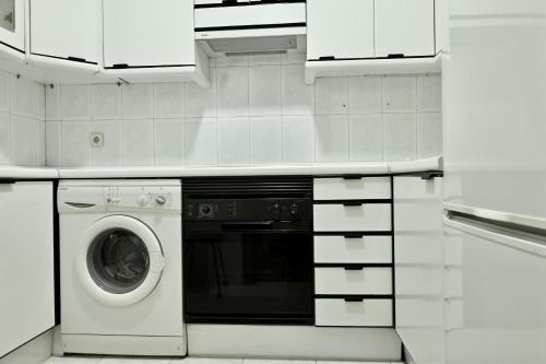 a white kitchen with a washing machine in it at Coqueto Apartamento de un dormitorio en el Barrio Salamanca RCT3 in Madrid