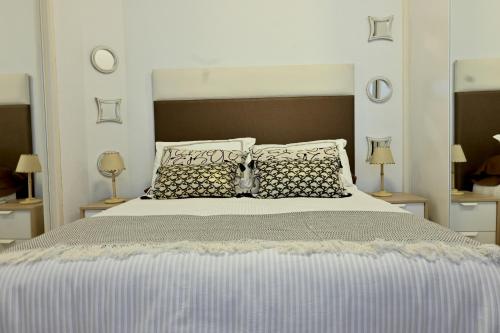 een slaapkamer met een groot bed met kussens bij Coqueto Apartamento de un dormitorio en el Barrio Salamanca RCT3 in Madrid