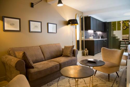 un salon avec un canapé et une table dans l'établissement Duplex Luxueux Saint-Germain, à Paris