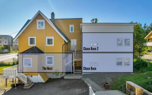 una casa con le parole "casa economica" di Aurora Chase Base 1 a Tromsø